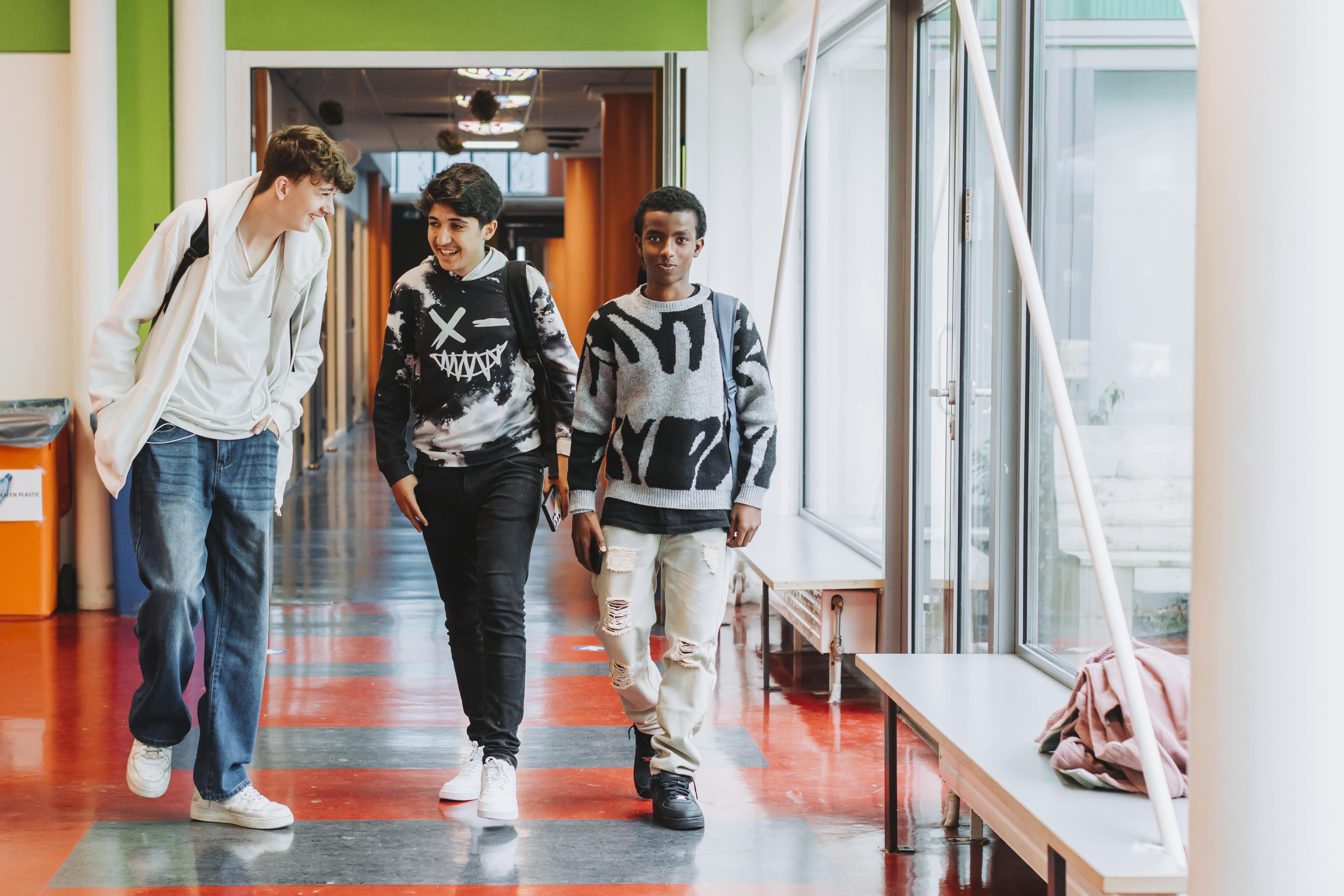 Kruisweg gang drie jongens 