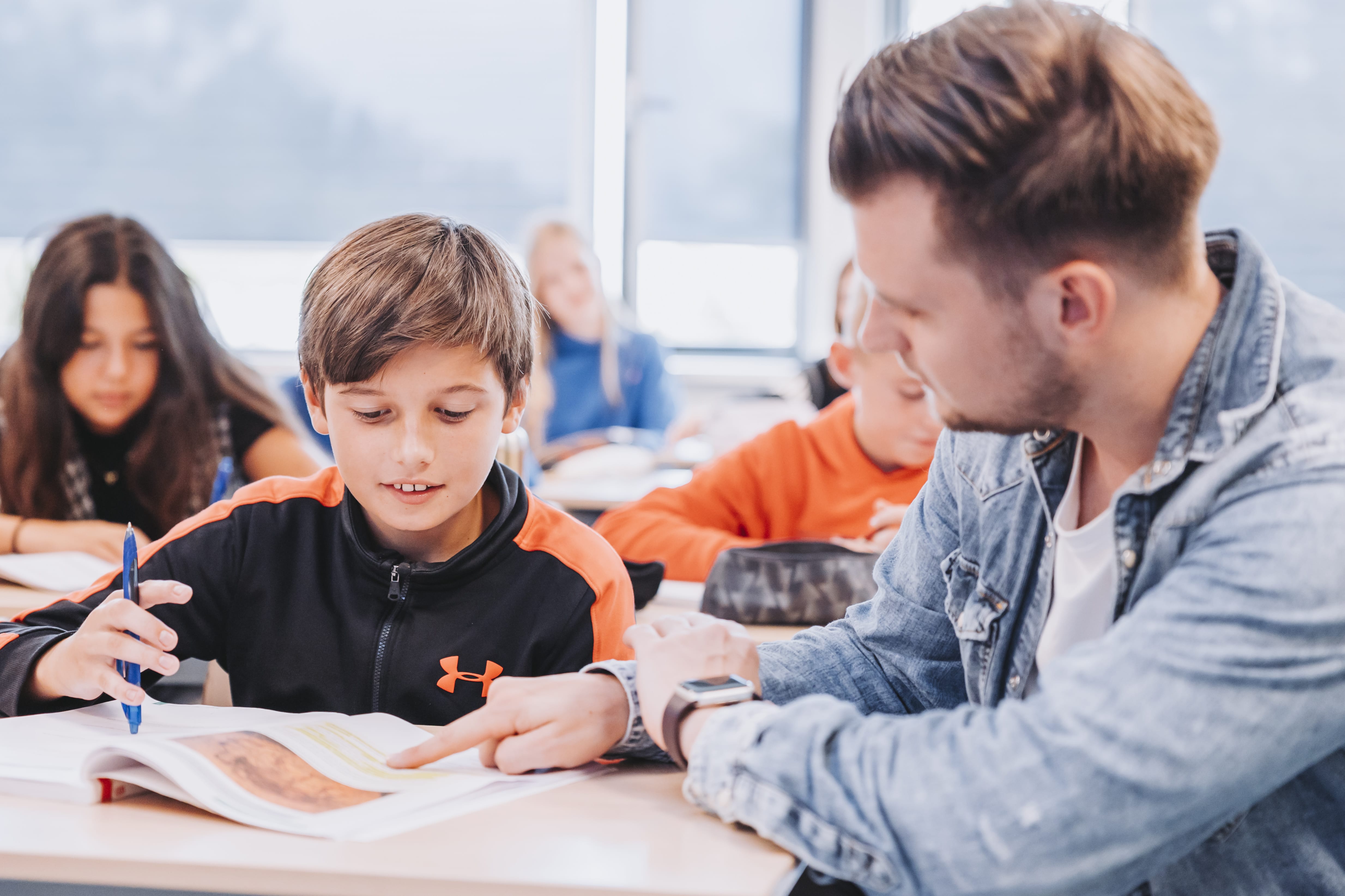 klaslokaal docent en jongen 