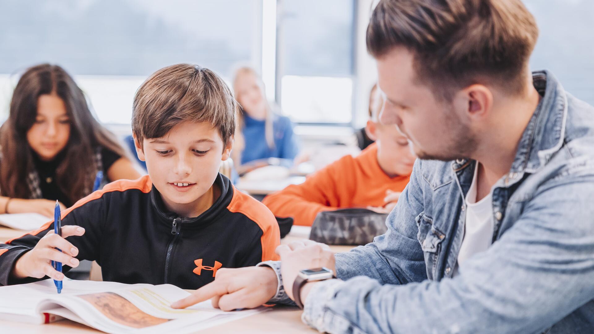 klaslokaal docent en jongen 